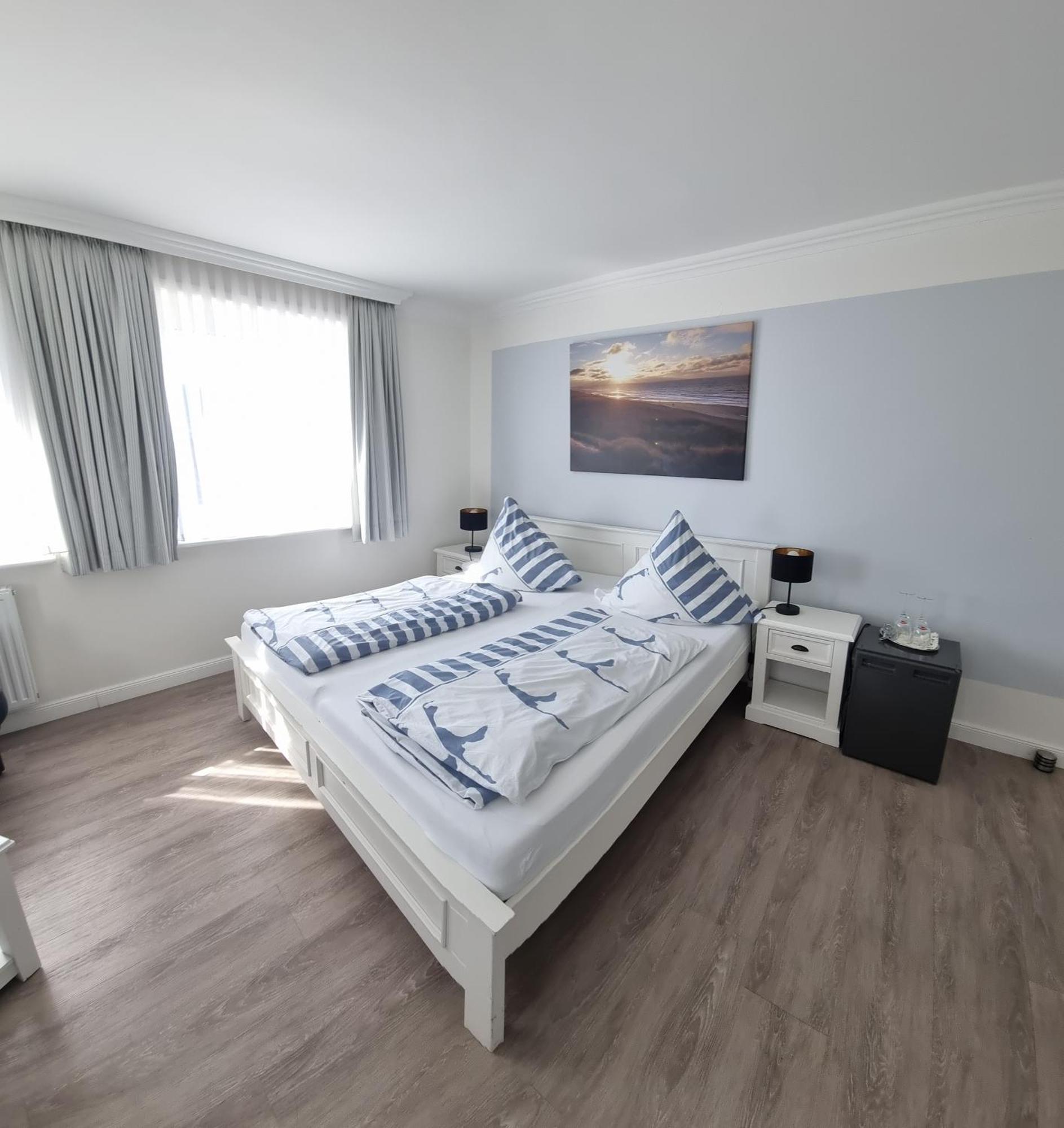 Hotel-Cafe-Lindow Wenningstedt-Braderup Bagian luar foto